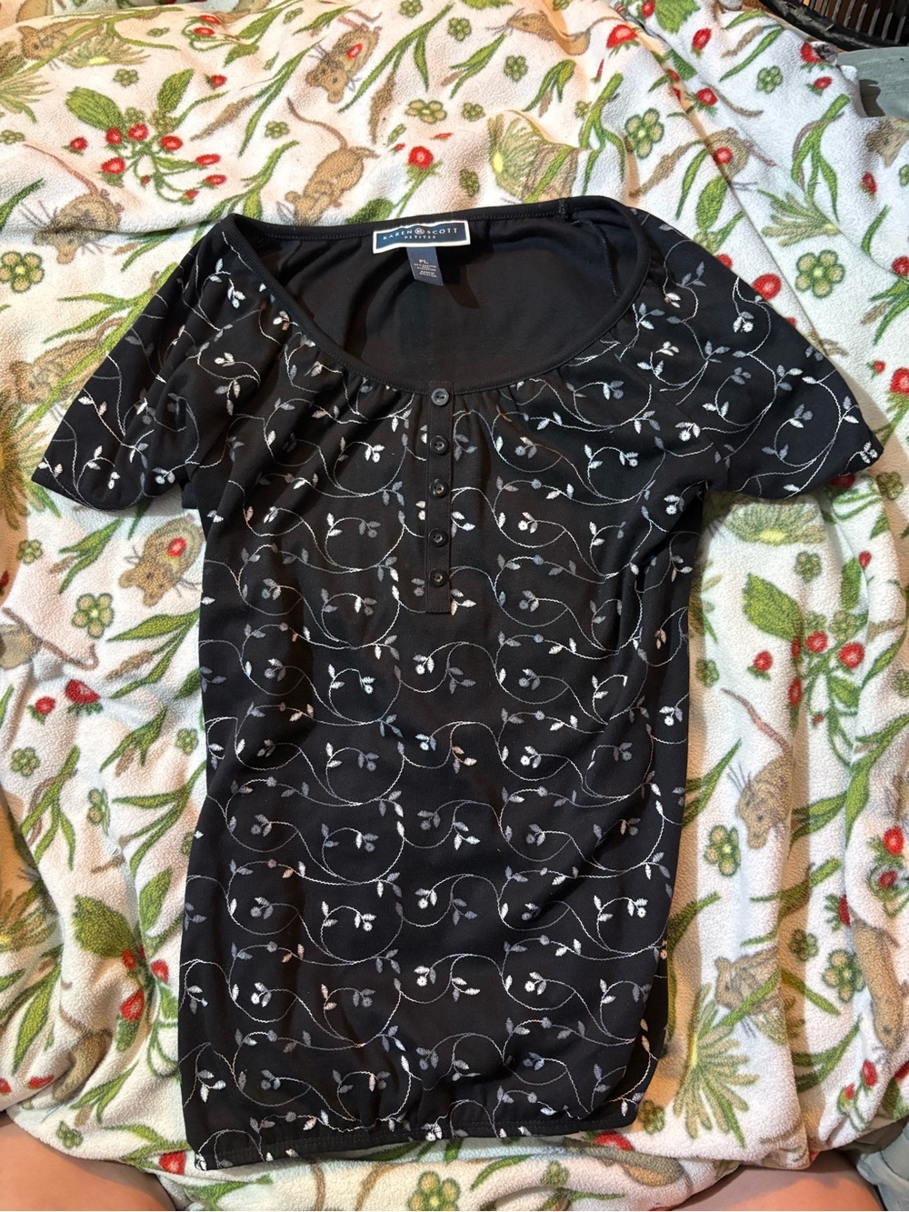 Karen Scott Black Short Sleeve Scoop Neck Top with White Vine Pattern